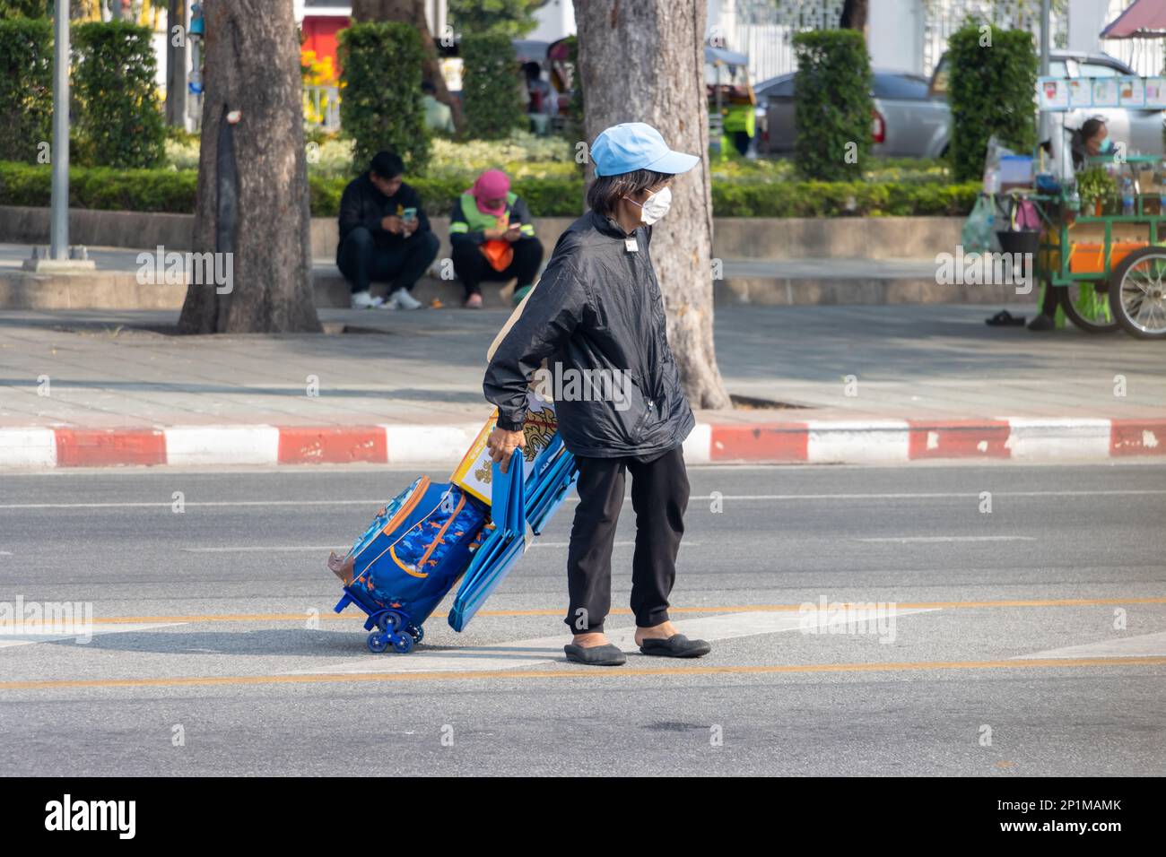 BANGKOK, THAÏLANDE, FÉVRIER 04 2023, Un piéton tente de traverser une route très fréquentée dans le centre-ville Banque D'Images