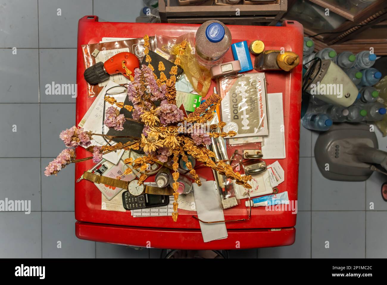 SAMUT PRAKAN, THAÏLANDE, FÉVRIER 05 2022, Une pile de choses poussiéreuses sur le dessus du réfrigérateur dans un foyer thaïlandais Banque D'Images