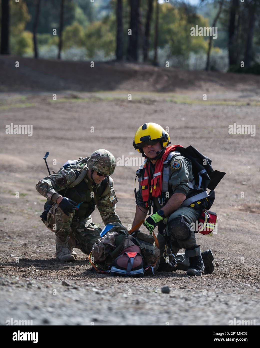Un parasecouriste chypriote de l'escadron de recherche et de sauvetage 460th cherche un hélicoptère entrant pour une évacuation médicale aérienne un exercice tactique de soins aux victimes de combat à Larnaca (Chypre), le 16 février 2023, dans le cadre de l'exercice Silver Falcon 23. Silver Falcon 23 est un exercice bilatéral entre les États-Unis et Chypre, conçu pour améliorer l'interopérabilité entre les militaires des deux nations afin de s'assurer qu'ils sont prêts à toute éventualité, en particulier ceux qui impliquent une intervention en cas de crise et des opérations d'évacuation non combattantes. La Brigade aéroportée de 173rd est la U.S. Le con. De l'armée Banque D'Images