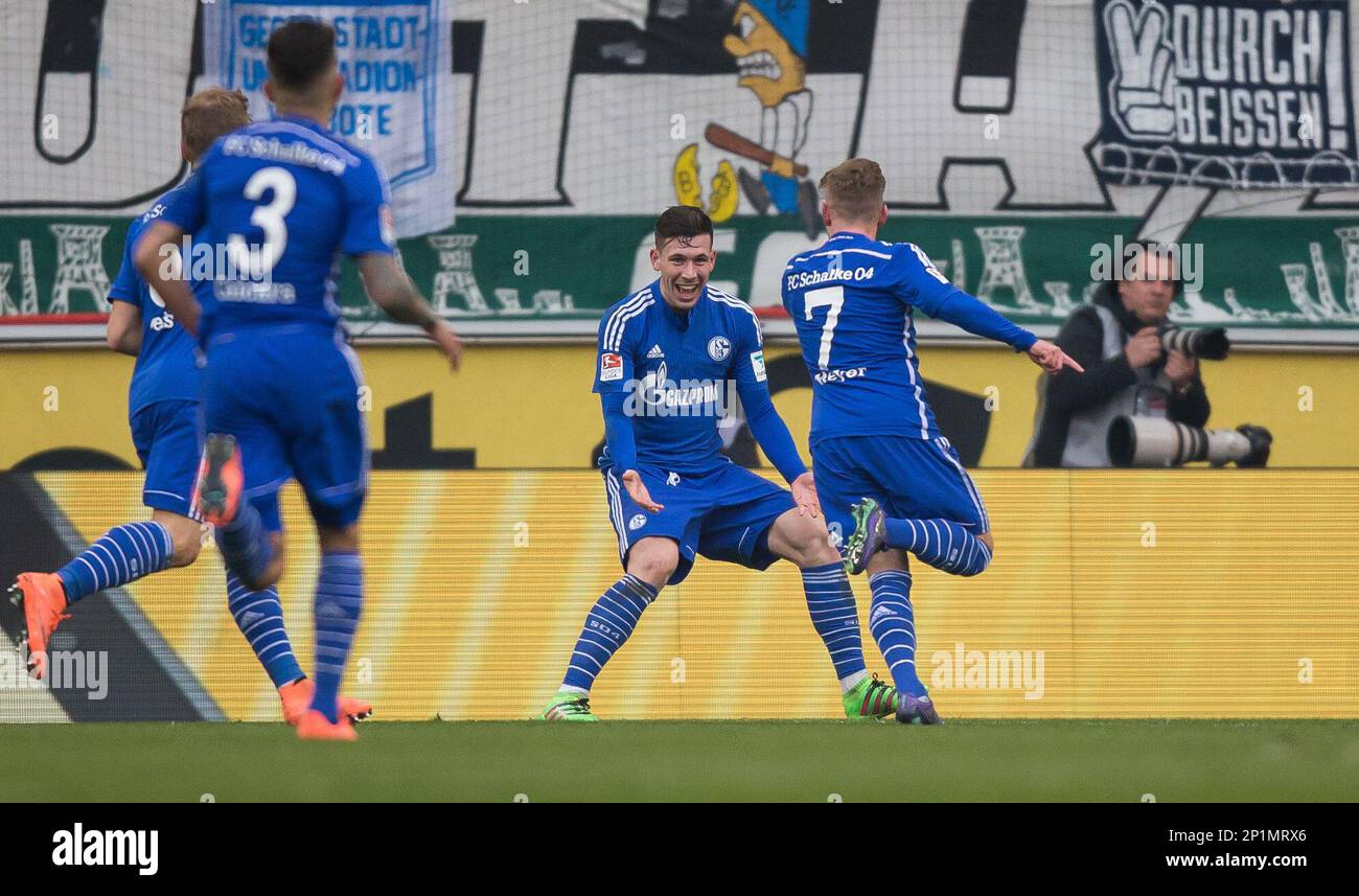 Schalke's Max Meyer, right, celebrates his goal with teammate Alessandro Schoepf. second right, during the German Bundesliga soccer match between 1. FC Cologne and FC Schalke 04 in Cologne, Germany, Saturday March 5, 2016. (Maja Hitij/dpa via AP) Banque D'Images