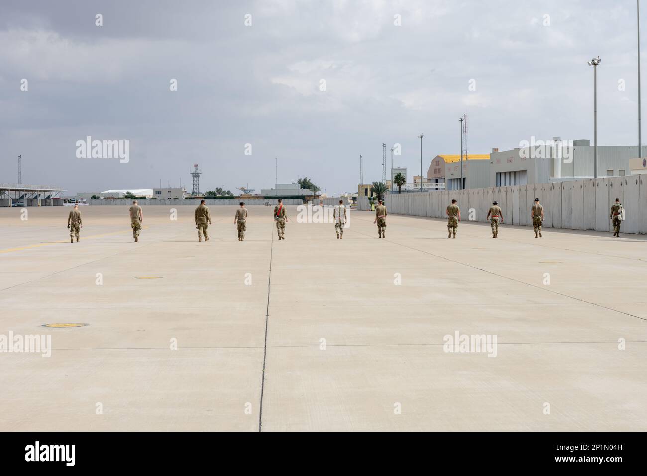 ÉTATS-UNIS Les aviateurs de la Force aérienne affectés à l'escadron de génération de chasseurs expéditionnaires 77th effectuent une marche sur des objets étrangers et des débris avant l'arrivée de l'avion pour une formation d'emploi agile au combat hors de la station, le 9 janvier 2023, à la base aérienne du roi Fahad, Royaume d'Arabie saoudite. L'escadre expéditionnaire aérienne de 378th a mené cet exercice en coordination avec les partenaires de la Royal Saudi Air Force. La formation avec les pays partenaires renforce les relations militaires-militaires, améliore l'interopérabilité et favorise la stabilité régionale. Banque D'Images