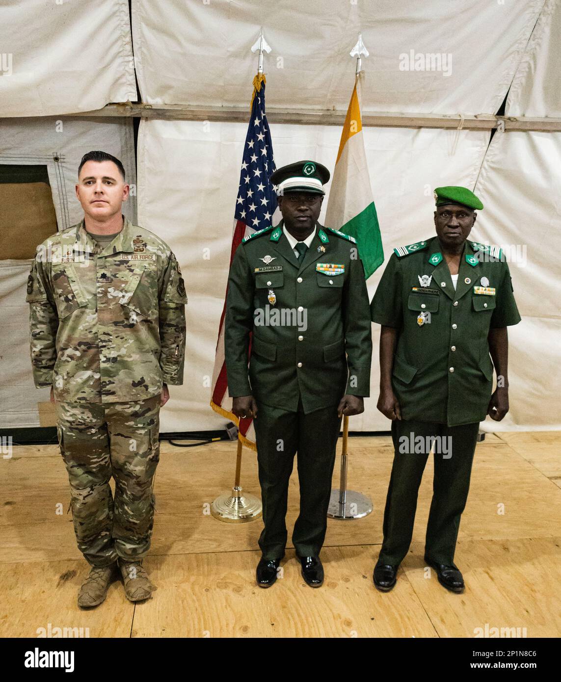 Le lieutenant-colonel Jon Fuson, commandant de l'escadron 768th de la base aérienne expéditionnaire, le commandant Ibrahim Dambadji Moussa, Gendarmerie nationale nigériane, et le colonel Boubacar Bako, commandant de la Gendarmerie nationale nigérienne, (de gauche à droite), sont à l'attention de la cérémonie de remise des prix à l'AB 101, au Niger, le 5 janvier 2023. Au cours de la cérémonie, le Commandant Ibrahim Dambadji Mousa, Gendarmerie nationale nigérienne, a reçu le prix des États-Unis Médaille de la performance aérienne de la Force aérienne pour son soutien et sa coordination avec l'Agence nationale de l'Aviation civile (ANAC) et le personnel de la Gendarmerie nationale nigérienne pour soutenir l'on-sc Banque D'Images