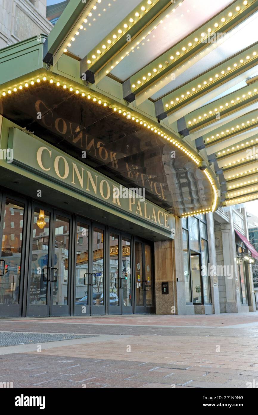 L'entrée extérieure du théâtre historique Connor Palace avant les rénovations de 2023 dans le quartier des théâtres Playhouse Square à Cleveland, Ohio Banque D'Images