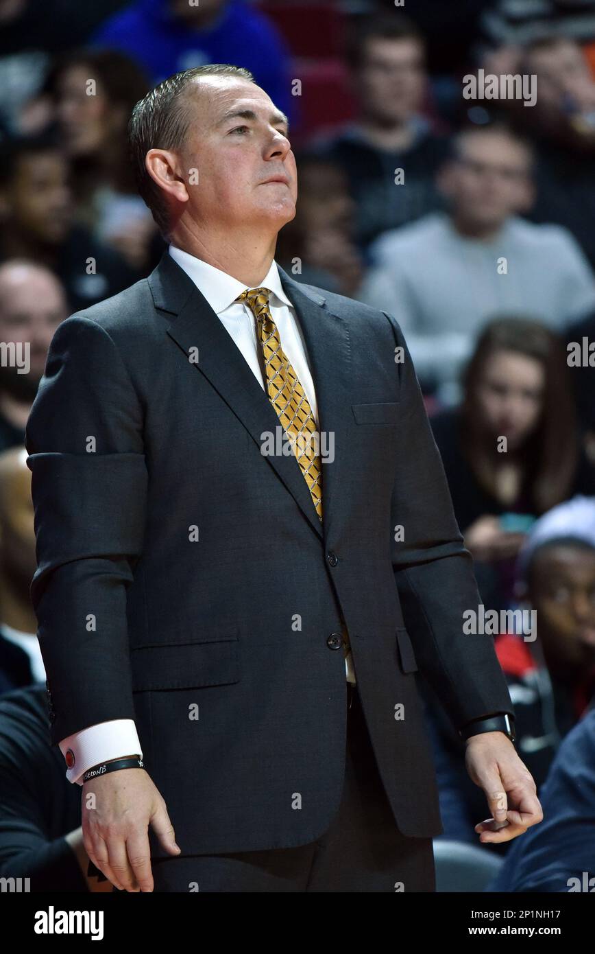 February 27, 2016 - Philadelphia, Pennsylvania, U.S - UCF Knights head coach DONNIE JONES watches the action during the NCAA basketball game played at the Liacouras Center in Philadelphia. Temple beat UCF 63-61. (Cal Sport Media via AP Images) Banque D'Images