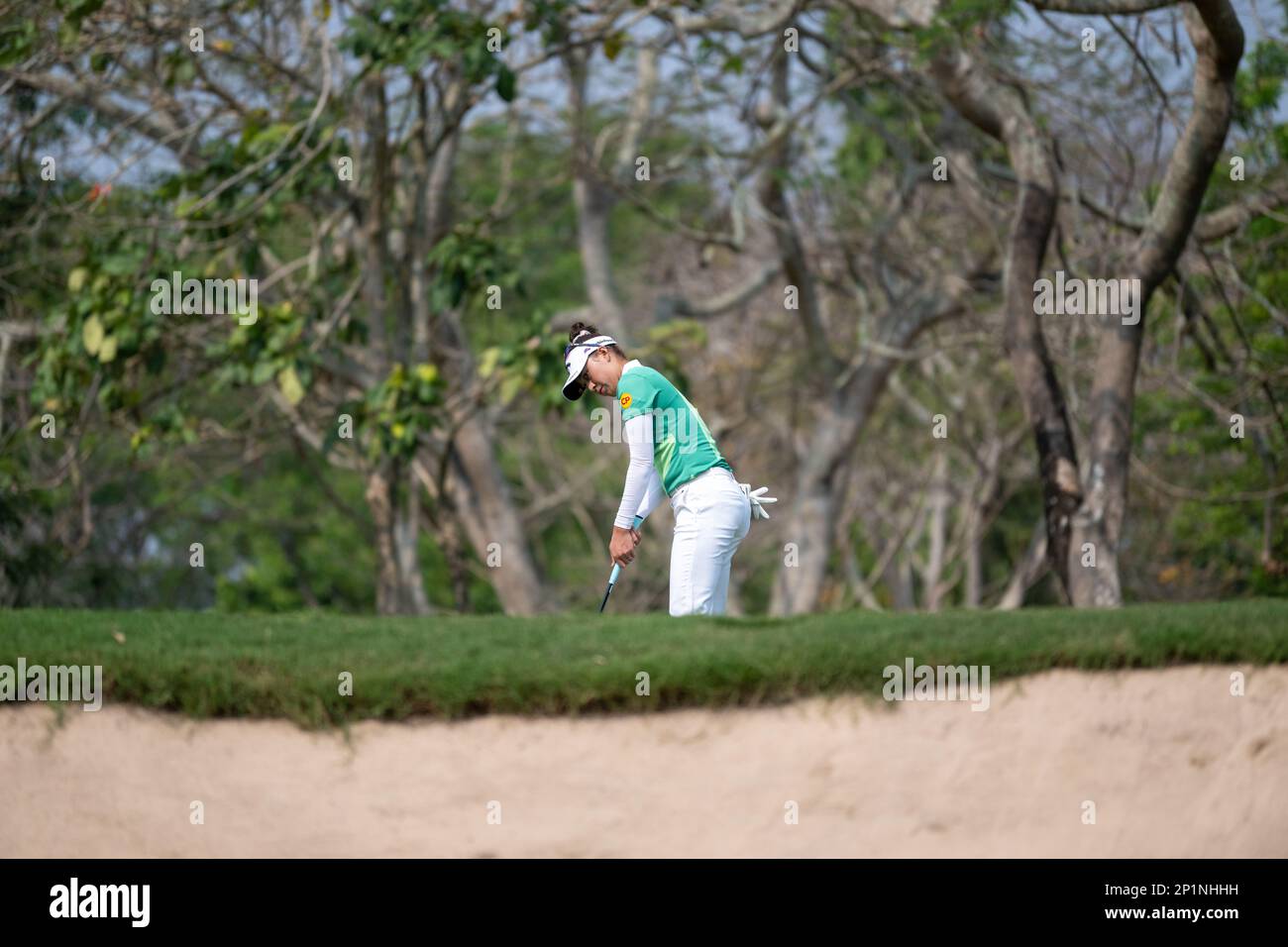 Pattaya, THAÏLANDE. 23rd février 2023. Atthaya Thitikul de THAÏLANDE pute au trou 1 pendant le tour 1st à la Honda LPGA Thailand 2023 à Siam Coun Banque D'Images