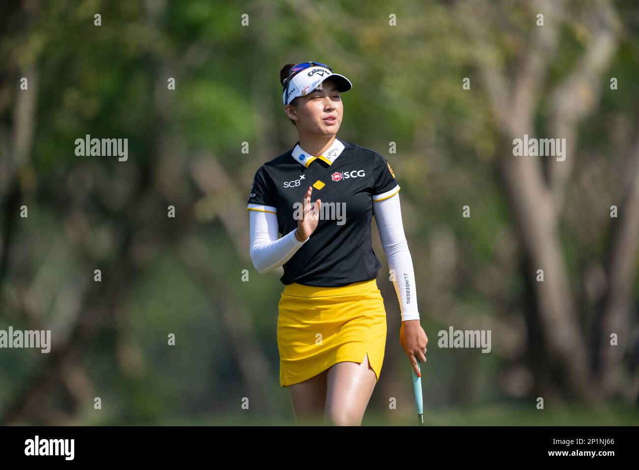 Pattaya, THAÏLANDE. 24th février 2023. Atthaya Thitikul, de THAÏLANDE, se honde à la foule après avoir mis au trou 1 au cours du tour de 2nd à la Honda LPGA Banque D'Images