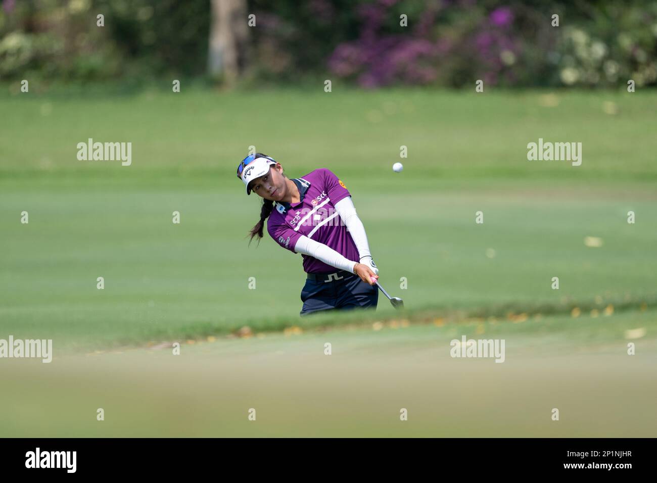 Pattaya, THAÏLANDE. 25th février 2023. Atthaya Thitikul de THAÏLANDE joue du bunker vert au trou 7 pendant le tour 3rd à la Honda LPGA Banque D'Images