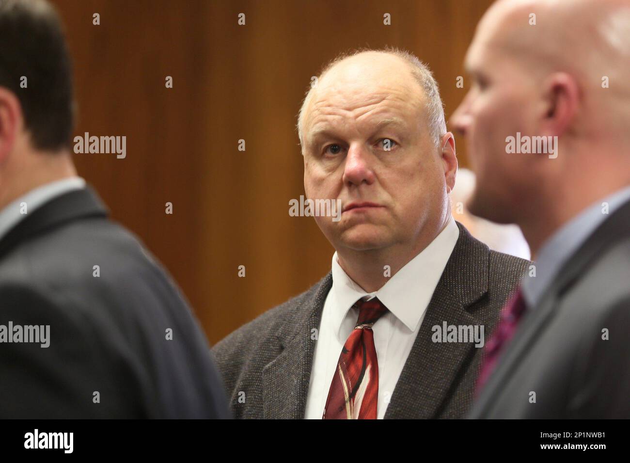 Kalamazoo County Sheriff's Detective Sgt. William Sparrow after Jason B. Dalton, 45, to appears via video for arraignment in Kalamazoo District Court. Dalton is charged with two counts of assault with intent to commit murder and eight counts of felony firearm, Monday, Feb. 22, 2016, in Kalamazoo, Mich. Dalton is charged with multiple counts of murder in a series of random shootings in western Michigan. (Mark Bugnaski/Kalamazoo Gazette-MLive Media Group via AP) Banque D'Images