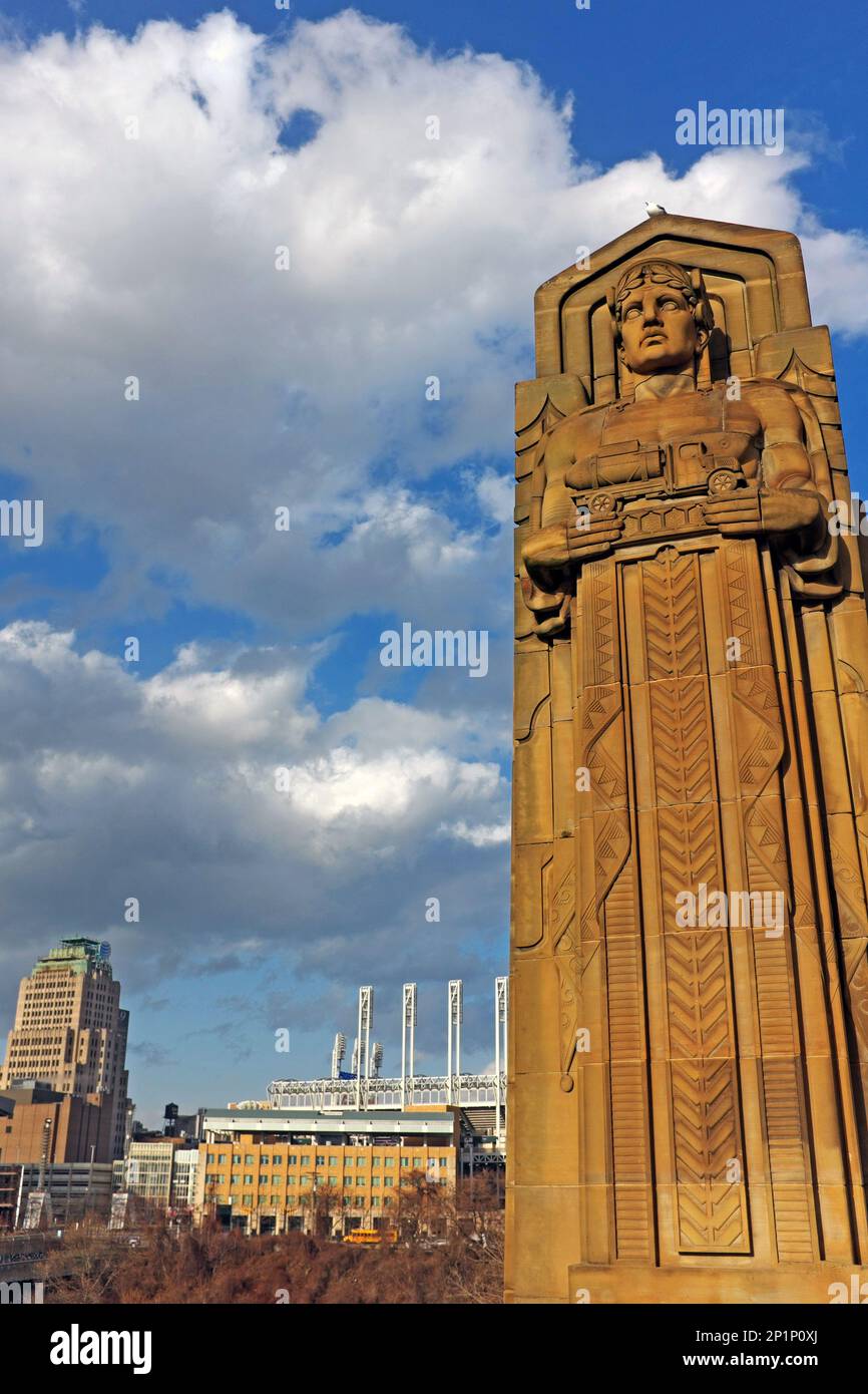 L'un des huit gardiens de transport de 43 mètres de haut sur le Hope Memorial Bridge avec progressive Field au centre-ville de Cleveland, Ohio. Banque D'Images