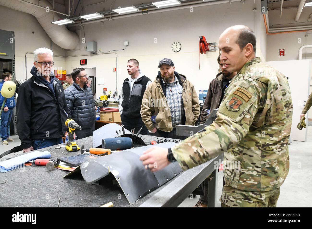 Le Sgt. Dusty Spencer, de la 168th e Escadre, Groupe de maintenance, informe les représentants syndicaux des leaders civiques des opérations d'atelier de tôlerie du KC-135 Stratotanker. Les dirigeants municipaux de la communauté locale visitent la 168th e Escadre de la base aérienne d'Eielson, sur 18 janvier 2023. Environ 20 dirigeants communautaires du syndicat local de l'Alaska ont appris la mission de la 168th e Escadre dans le cadre d'un événement d'engagement communautaire. Banque D'Images