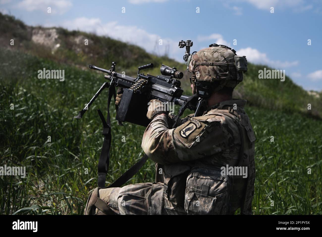 A ÉTATS-UNIS Le parachutiste de l'armée affecté au 2nd Bataillon, 503rd Airborne Infantry Regiment, 173rd Airborne Brigade engage des cibles lors d'un exercice d'incendie en direct au niveau de l'équipe à Larnaca, Chypre, le 14 février 2023, dans le cadre de l'exercice Silver Falcon 23. Silver Falcon 23 est un exercice bilatéral entre les États-Unis et Chypre, conçu pour améliorer l'interopérabilité entre les militaires des deux nations afin de s'assurer qu'ils sont prêts à toute éventualité, en particulier ceux qui impliquent une intervention en cas de crise et des opérations d'évacuation non combattantes. La Brigade aéroportée de 173rd est la U.S. Réponse d'urgence de l'armée Banque D'Images