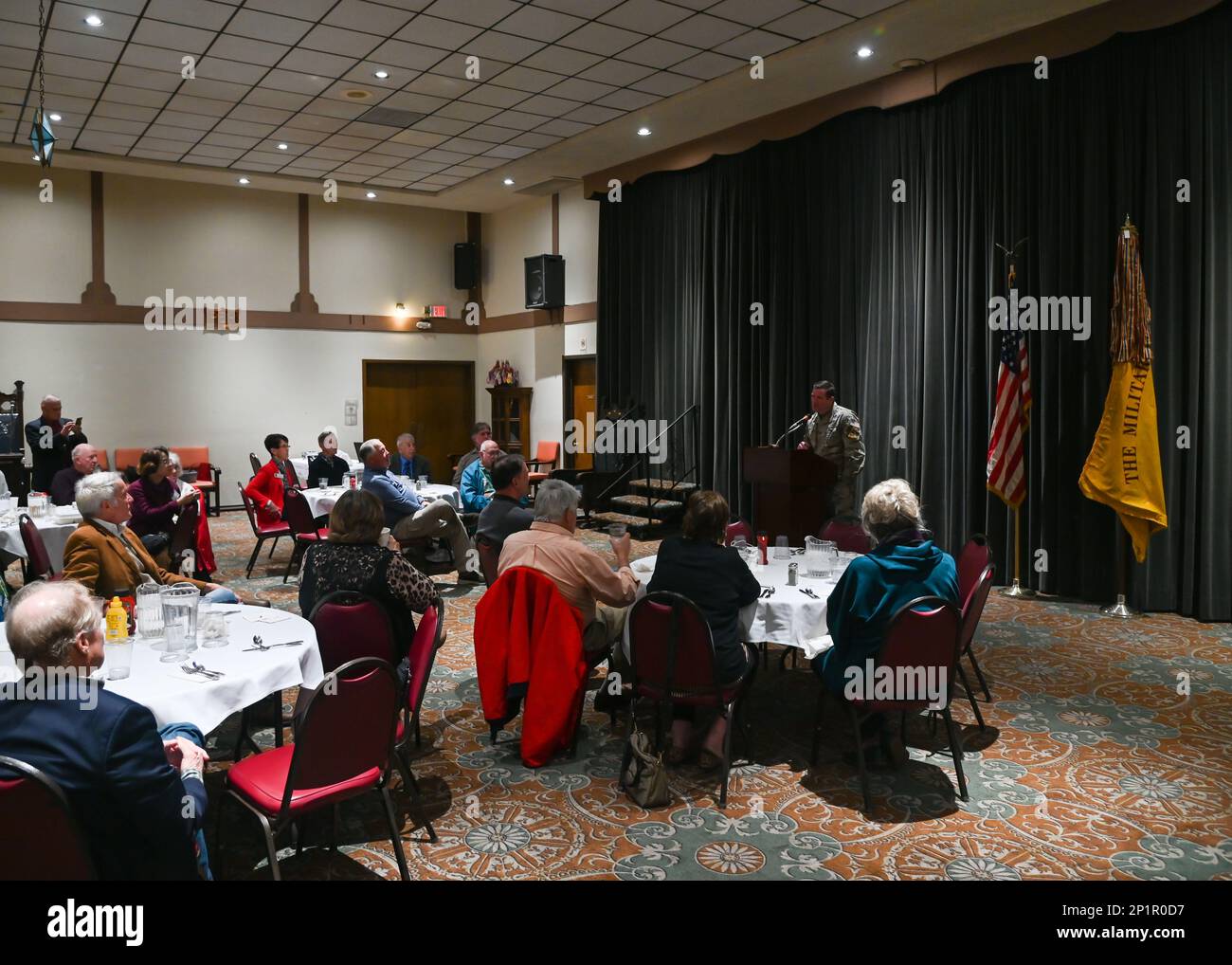 ÉTATS-UNIS Bryan Titus, colonel de la Force spatiale, parle avec des membres de l'ordre militaire des guerres mondiales au Lodge Elks de Goleta, en Californie, au 18 janvier 2022. En tant que conférencier invité, le colonel Titus a parlé à la MOWW de sa carrière dans la Force aérienne et de son transfert ultérieur dans la Force spatiale. Il a également discuté de l'histoire, de la mission de Vandenberg et de l'importance vitale de la Force spatiale pour la sécurité nationale. Banque D'Images