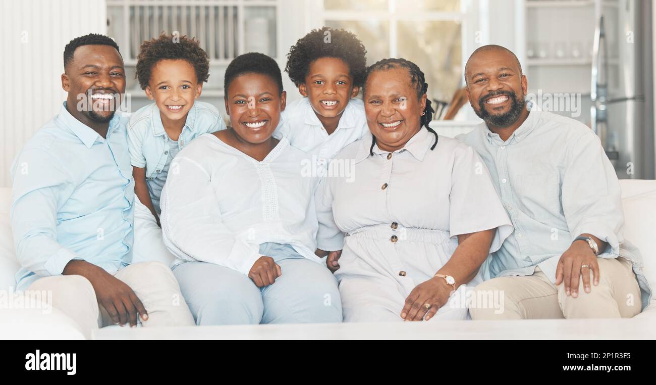 Heureux, ensemble et portrait d'une famille noire sur un canapé pour le collage, la visite ou la qualité du temps. Sourire, groupe et parents africains, enfants et Banque D'Images