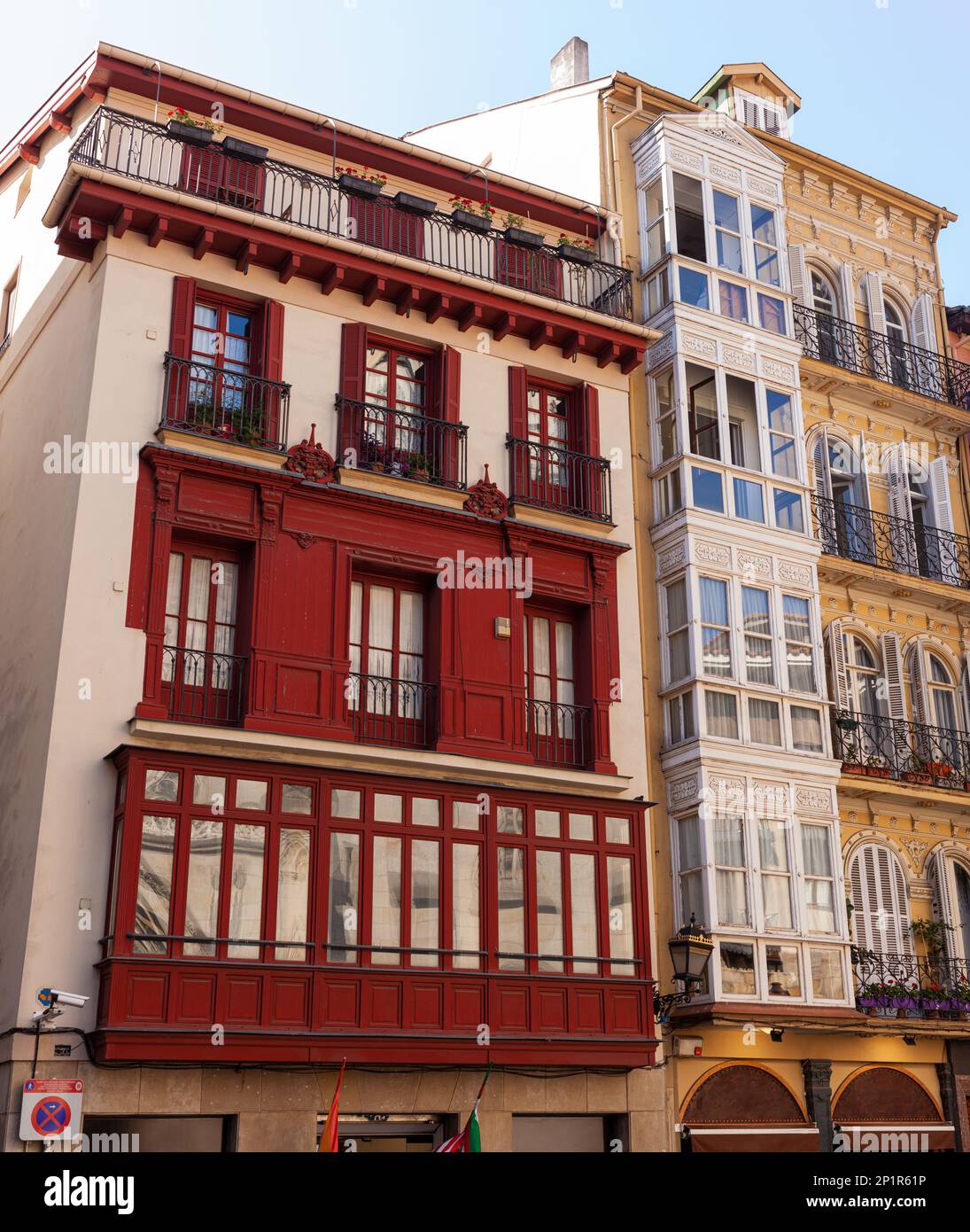 Bilbao, Espagne - 02 août 2022 : vue sur les maisons colorées de Bilbao Banque D'Images Bilbao, Espagne - 02 août 2022 : vue sur les maisons colorées de Bilbao Banque D'Images