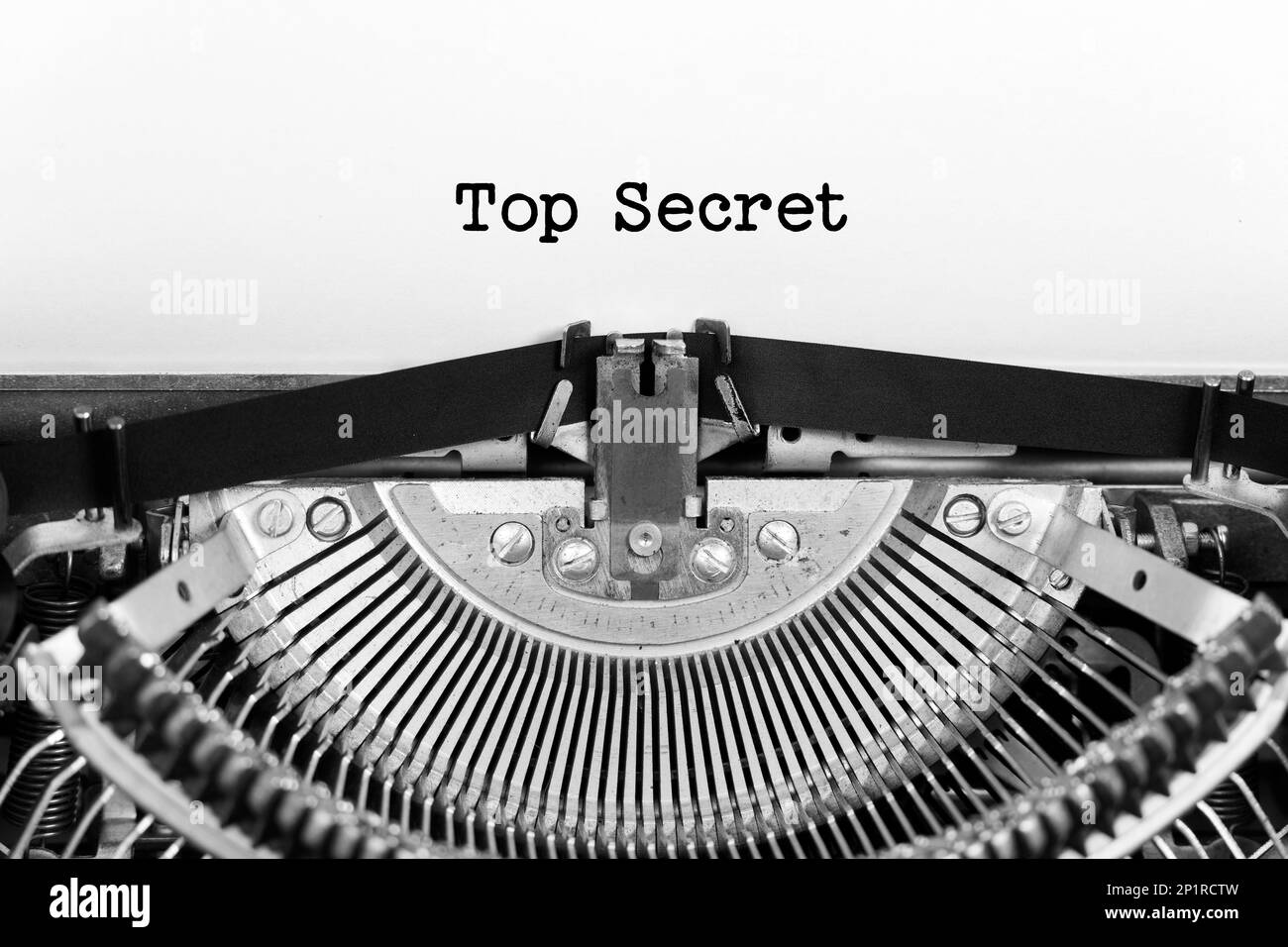 Haut de la page phrase secrète gros plan dactylographiant et centré sur une feuille de papier sur une vieille machine à écrire vintage Banque D'Images