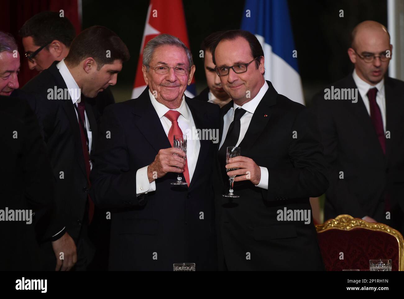 Cuban President Raul Castro, left, and French President Francois Hollande raise a glass during a state diner at the Elysee Presidential Palace in Paris, France, on February 1, 2016. Cuban President Raul Castro begins an official state visit to France, his first ever to Europe, which is being seen as a key step in rebuilding his island nation's ties with the West. (Stephane de Sakutin, Pool photo via AP) Banque D'Images