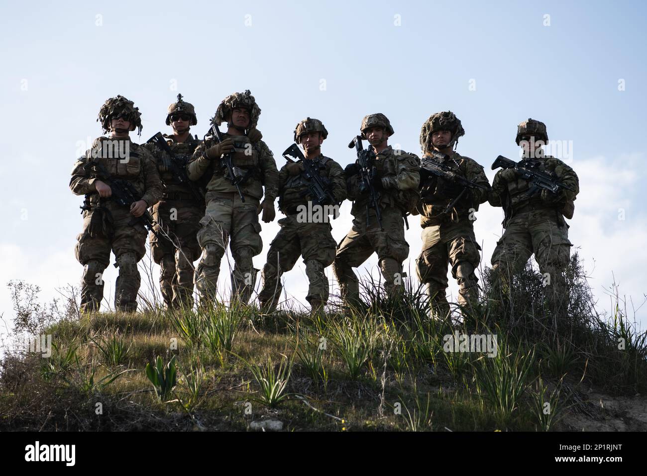 ÉTATS-UNIS Les parachutistes de l'armée affectés au 2nd Bataillon, 503rd Airborne Infantry Regiment, 173rd Airborne Brigade posent pour une photo après avoir terminé un exercice d'incendie en direct au niveau de l'équipe à Larnaca, Chypre, le 14 février 2023, dans le cadre de l'exercice Silver Falcon 23. Silver Falcon 23 est un exercice bilatéral entre les États-Unis et Chypre, conçu pour améliorer l'interopérabilité entre les militaires des deux nations afin de s'assurer qu'ils sont prêts à toute éventualité, en particulier ceux qui impliquent une intervention en cas de crise et des opérations d'évacuation non combattantes. La Brigade aéroportée de 173rd est la U.S. Contingence de l'armée Banque D'Images