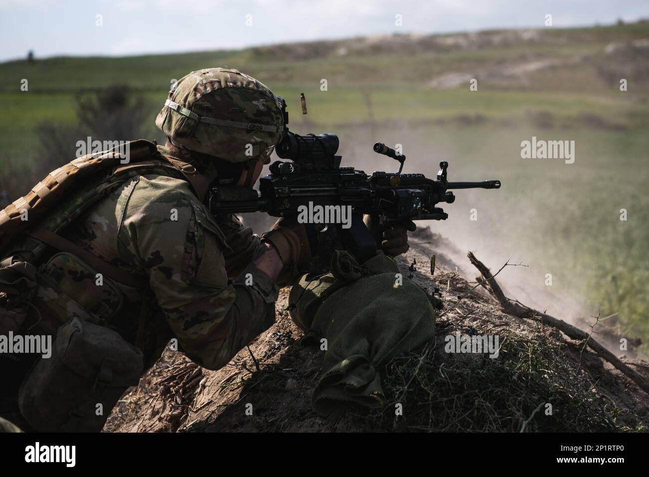 A ÉTATS-UNIS Le parachutiste de l'armée affecté au 2nd Bataillon, 503rd Airborne Infantry Regiment, 173rd Airborne Brigade engage des cibles lors d'un exercice d'incendie en direct au niveau de l'équipe à Larnaca, Chypre, le 14 février 2023, dans le cadre de l'exercice Silver Falcon 23. Silver Falcon 23 est un exercice bilatéral entre les États-Unis et Chypre, conçu pour améliorer l'interopérabilité entre les militaires des deux nations afin de s'assurer qu'ils sont prêts à toute éventualité, en particulier ceux qui impliquent une intervention en cas de crise et des opérations d'évacuation non combattantes. La Brigade aéroportée de 173rd est la U.S. Réponse d'urgence de l'armée Banque D'Images