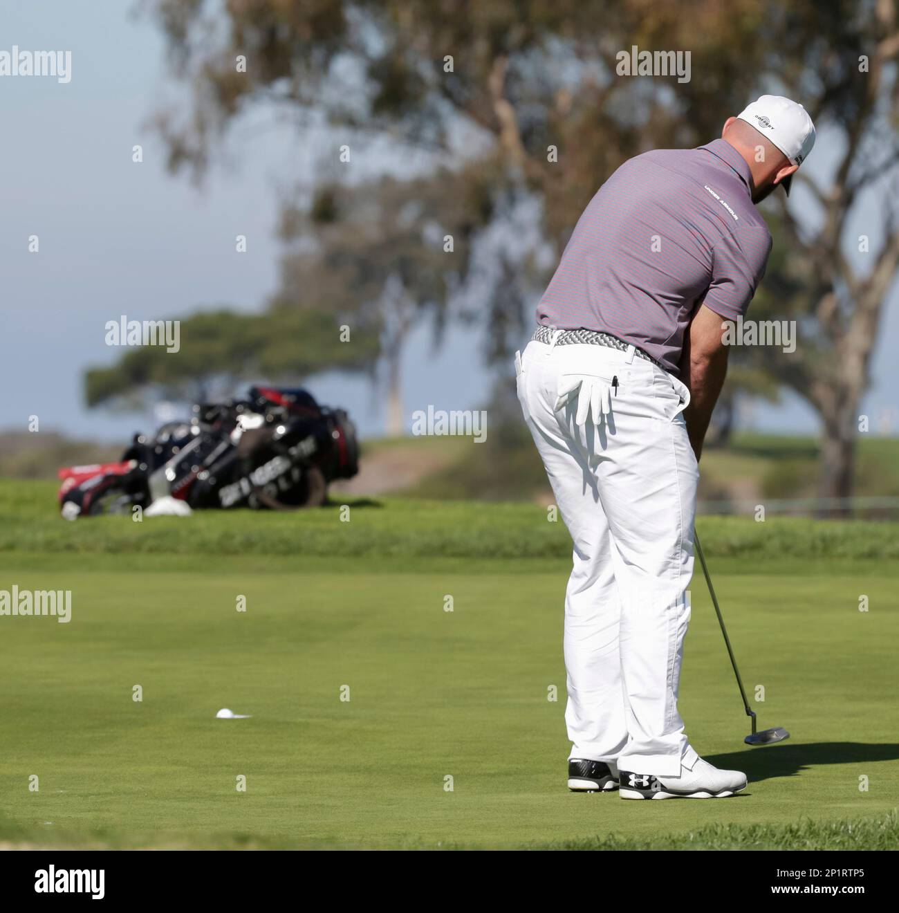 January 29, 2016: Scott Brown sinks his putt on the 4th green of the North Course during the second round of the Farmers Insurance Open at Torrey Pines Golf Course in San Diego, California. Justin Cooper/CSM (Cal Sport Media via AP Images) Banque D'Images