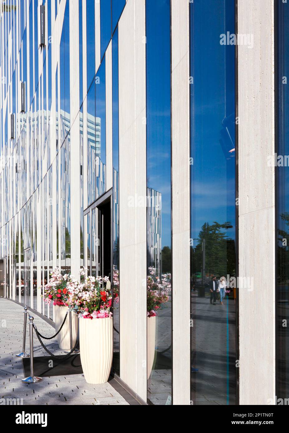 Centre commercial Koe-Bogen, conçu par l'architecte Star Daniel Libeskind, Düsseldorf, Rhénanie-du-Nord-Westphalie, Allemagne Banque D'Images