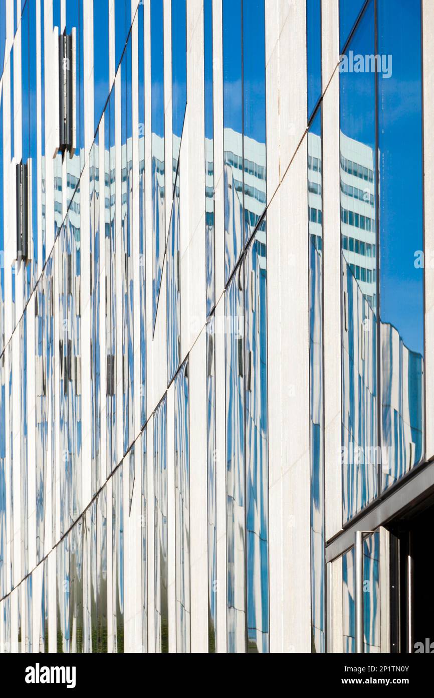 Centre commercial Koe-Bogen, conçu par l'architecte Star Daniel Libeskind, Düsseldorf, Rhénanie-du-Nord-Westphalie, Allemagne Banque D'Images