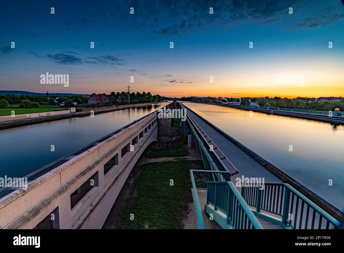 Le canal Mitteland à la jonction de la voie navigable, Minden, Rhénanie-du-Nord-Westphalie Banque D'Images