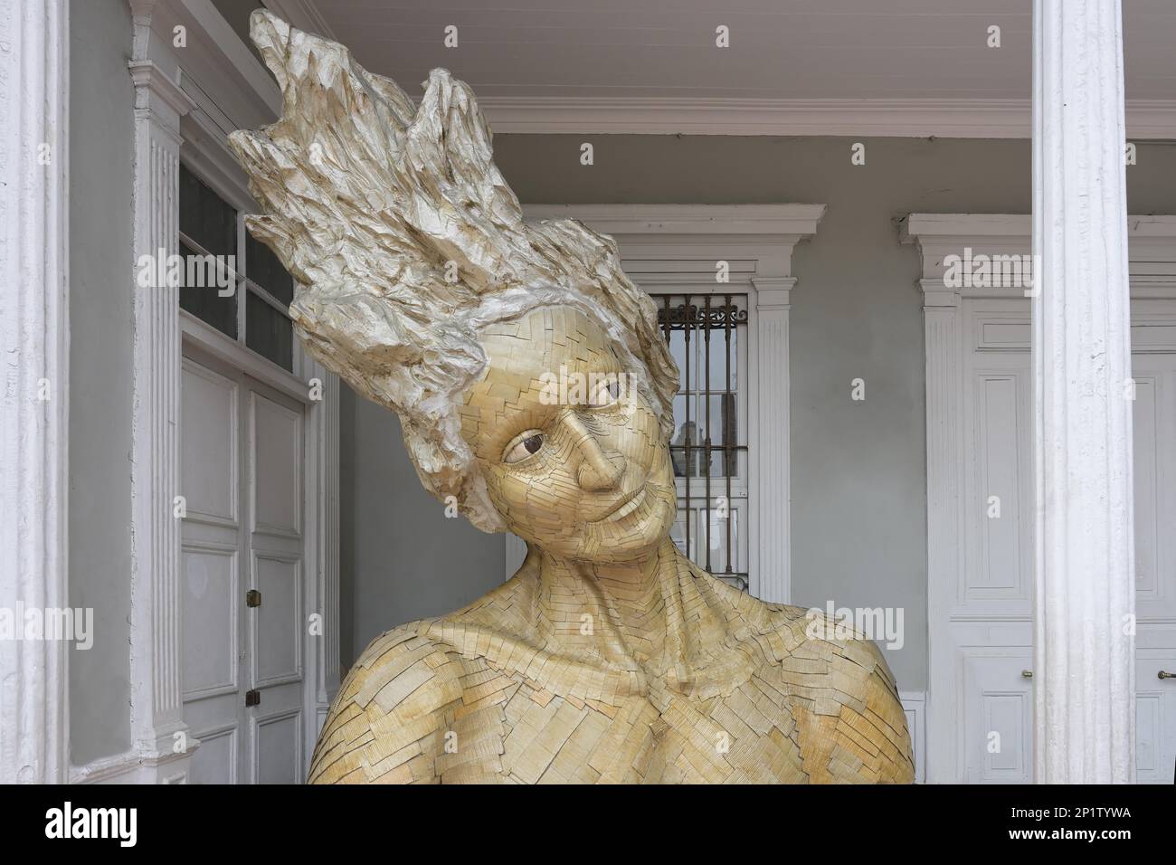 Statue de la divinité imaginaire en œTalanaâ carton recyclé devant la bibliothèque municipale de Barranco, Lima, Pérou Banque D'Images