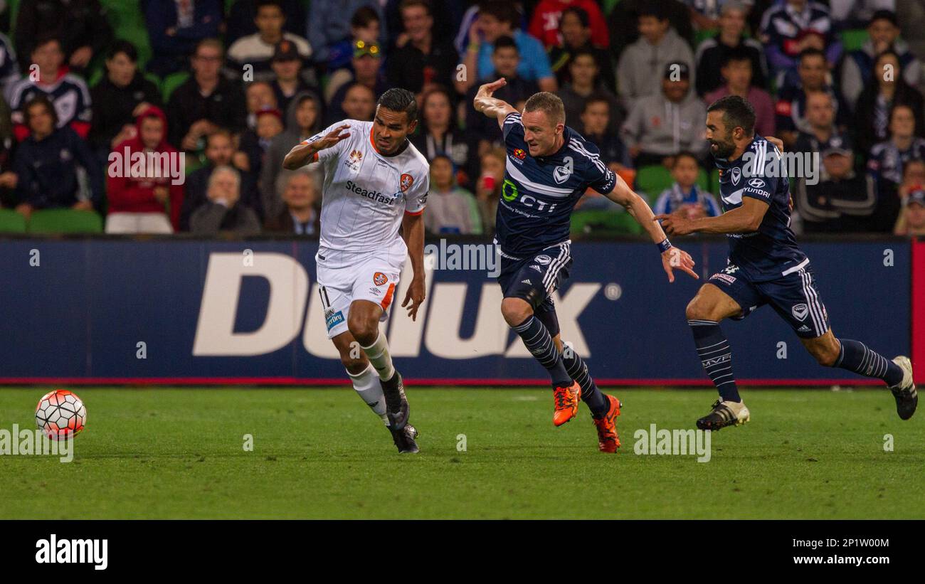 15 Jan 2016: Jean Carlos Solorzano of the Brisbane Roar, Besart Berisha of Melbourne Victory and Fahid Ben Khalfallah of Melbourne Victory contest the ball during the 15th round of the 2015-16 Hyundai A-League Season between Melbourne Victory and Brisbane Roar held at AAMI Park, VIC, Australia. (Photo by Jason Heidrich/Icon Sportswire) (Icon Sportswire via AP Images) Banque D'Images