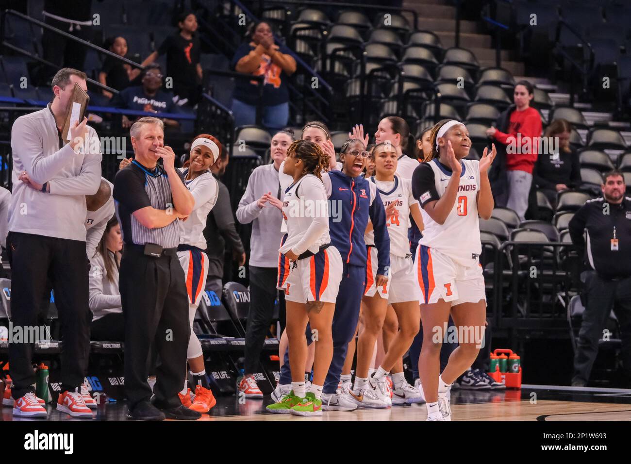 Minneapolis, Minnesota, États-Unis. 2nd mars 2023. L'Illinois Fighting Illini réagit à la victoire à la fin de l'Illinois contre Rutgers le jeudi 2 mars au tournoi de basketball féminin Big Ten 2023 à Minneapolis, Minnesota. L'Illinois a gagné 81-55. (Credit image: © Steven Garcia/ZUMA Press Wire) USAGE ÉDITORIAL SEULEMENT! Non destiné À un usage commercial ! Banque D'Images