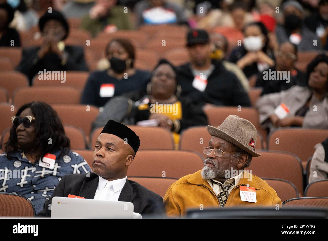 Sacramento, Californie, États-Unis. 3rd mars 2023. Daniel Landry et Ken Johnson écoutent le témoignage public lors d'un AB 3121: Groupe de travail pour étudier et élaborer des propositions de réparation pour les Afro-Américains à Sacramento, vendredi, 3 mars 2023. Le Groupe de travail est chargé d'étudier et d'élaborer des propositions de réparation pour les Afro-Américains, avec une attention spéciale pour les Afro-Américains qui sont les descendants de personnes enrasées aux États-Unis. (Credit image: © Paul Kitagaki Jr./ZUMA Press Wire) USAGE ÉDITORIAL SEULEMENT! Non destiné À un usage commercial ! Banque D'Images