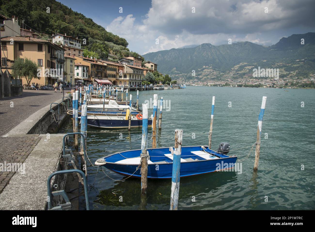 Promenades en bateau dans la ville sur l'île du lac, Peschiera Maraglio, Monte Isola, Lago d'Iseo, Val Camonica, Alpes centrales, Brescia, Lombardie, Italie Banque D'Images