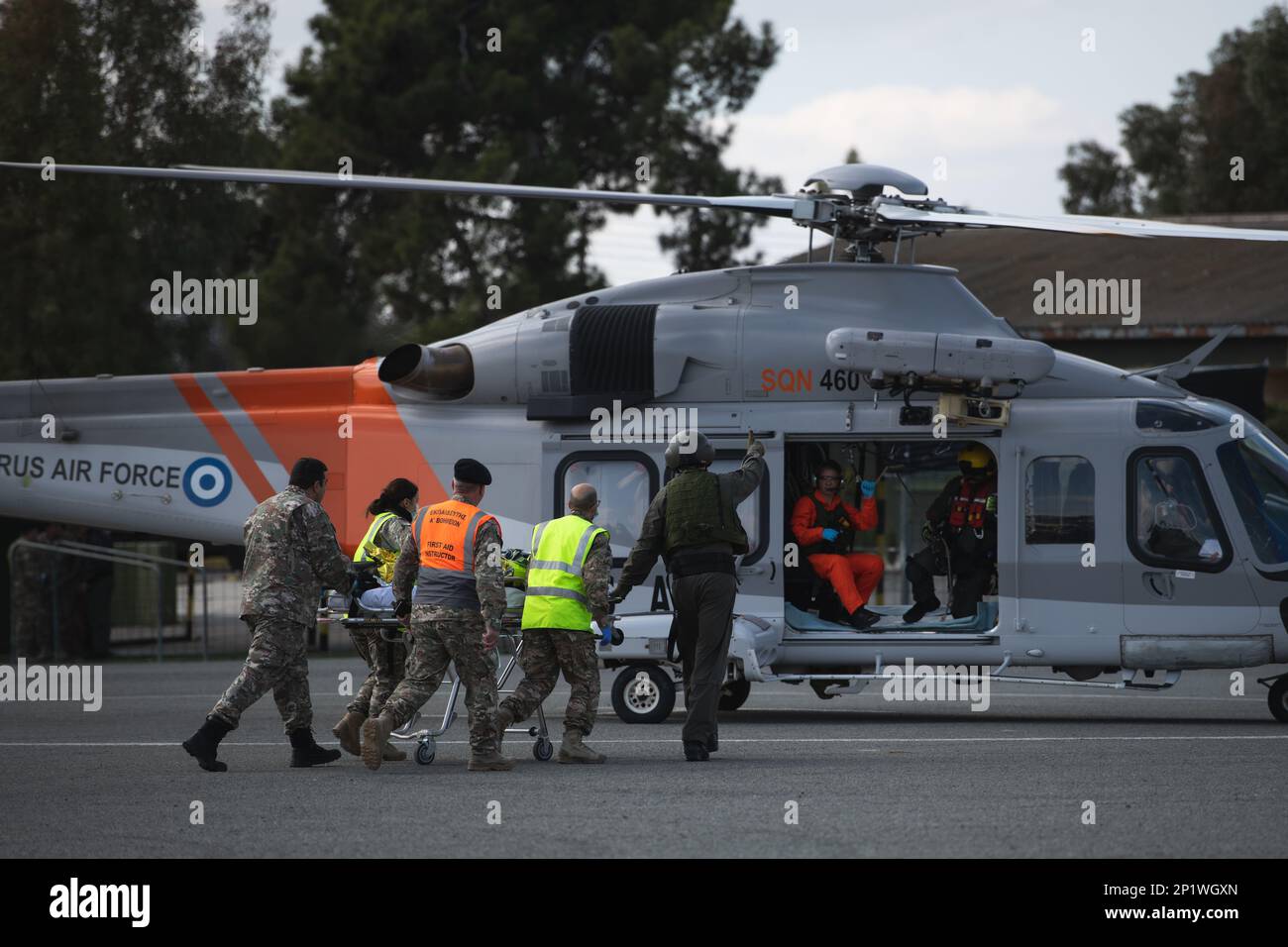 Un membre de l'équipage d'hélicoptère chypriote de l'escadron de recherche et de sauvetage 460th se prépare à charger une victime simulée dans un hélicoptère AW139 pour une évacuation médicale aérienne lors d'un exercice tactique de soins aux victimes de combat à Larnaca (Chypre), le 16 février 2023, dans le cadre de l'exercice Silver Falcon 23. Silver Falcon 23 est un exercice bilatéral entre les États-Unis et Chypre, conçu pour améliorer l'interopérabilité entre les militaires des deux nations afin de s'assurer qu'ils sont prêts à toute éventualité, en particulier ceux qui impliquent une intervention en cas de crise et des opérations d'évacuation non combattantes. Le 173rd Airborne Banque D'Images
