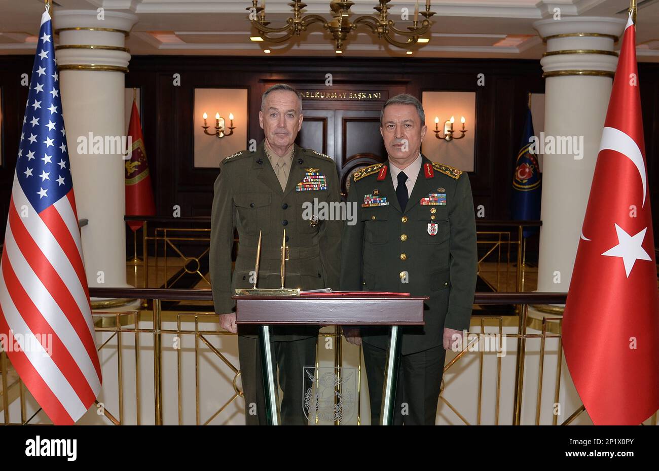 This image provided by the Turkish Military shows the Chairman of the U.S. Joint Chiefs of Staff, Gen. Joseph Dunford, left, and Turkey's Chief of Staff Gen. Hulusi Akar pose for a photo before a meeting in Ankara, Turkey, Wednesday, Jan. 6, 2016. Dunford is visiting Turkey, an ally in the US-led war against Islamic State group as regional tensions rise. The war against Islamic State is expected to top the agenda during Dunford's visit.(Turkish Military via AP) Banque D'Images