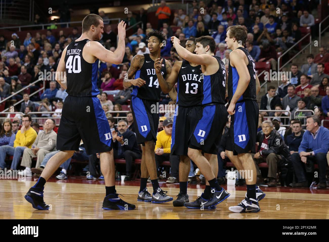 02 January 2016: Duke celebrates in the corner. The Duke University Blue Devils defeated the Boston College Eagles 81-64 in an ACC conference game at Conte Forum in Chestnut Hill, Massachusetts. (Photograph by Fred Kfoury III/Icon Sportswire) (Icon Sportswire via AP Images) Banque D'Images