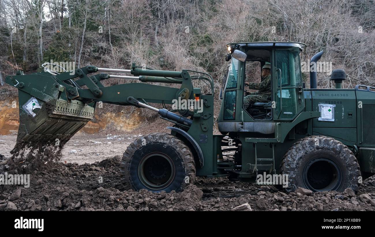 ÉTATS-UNIS Corps maritime le Cpl. Joseph Castro, un exploitant d'équipement lourd du bataillon de logistique de combat 31, 31st Marine Expeditionary Unit, exploite un tracteur 624K lors d'une opération d'équipement lourd à Hijudai, au Japon, le 18 février 2023. L'exploitation de l'équipement lourd a été effectuée afin d'accroître la préparation tout en fournissant des services tactiques d'équipement lourd à l'appui de Iron First 23. Iron Fist est un exercice bilatéral annuel conçu pour accroître l'interopérabilité et renforcer les relations entre les États-Unis Marines corps, États-Unis La Marine, la Force d'autodéfense terrestre du Japon et le Jap Banque D'Images