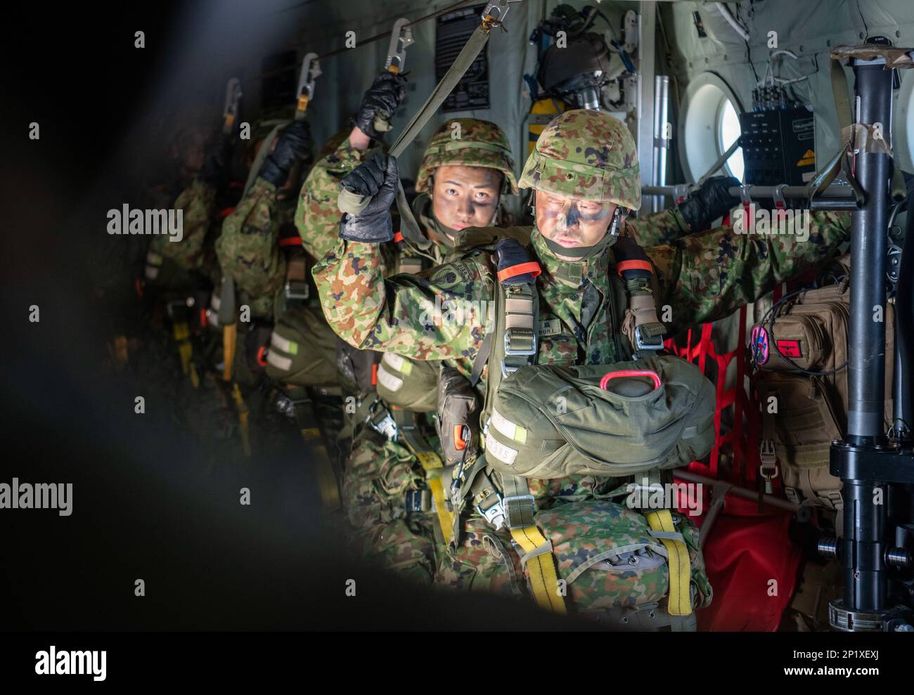 Les parachutistes de la Force terrestre d’autodéfense du Japon de la Brigade aéroportée 1st, se tiennent sous la ligne statique d’un C-130J Super Hercules affecté à l’escadron de transport aérien 36th avant de sauter dans la zone d’entraînement annuelle du nouvel an au-dessus du Camp Narashino, Chiba (Japon), le 8 janvier 2023. Cet événement est le premier de l'année pour la base aérienne de Yokota, mais juste le début d'une nouvelle année d'une série d'exercices multilatéraux d'entraînement augmentant la préparation au combat et l'amitié entre les États-Unis et leurs partenaires et alliés. Banque D'Images