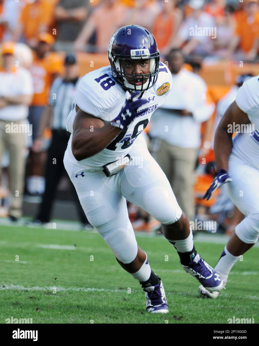 Northwestern Wildcats linebacker Anthony Walker (18) sets on defense against the Tennessee Volunteers Friday, Jan. 1, 2016 in Tampa, Fla. The Volunteers won 45 - 6 in the Outback Bowl. (Al Messerschmidt via AP) Banque D'Images