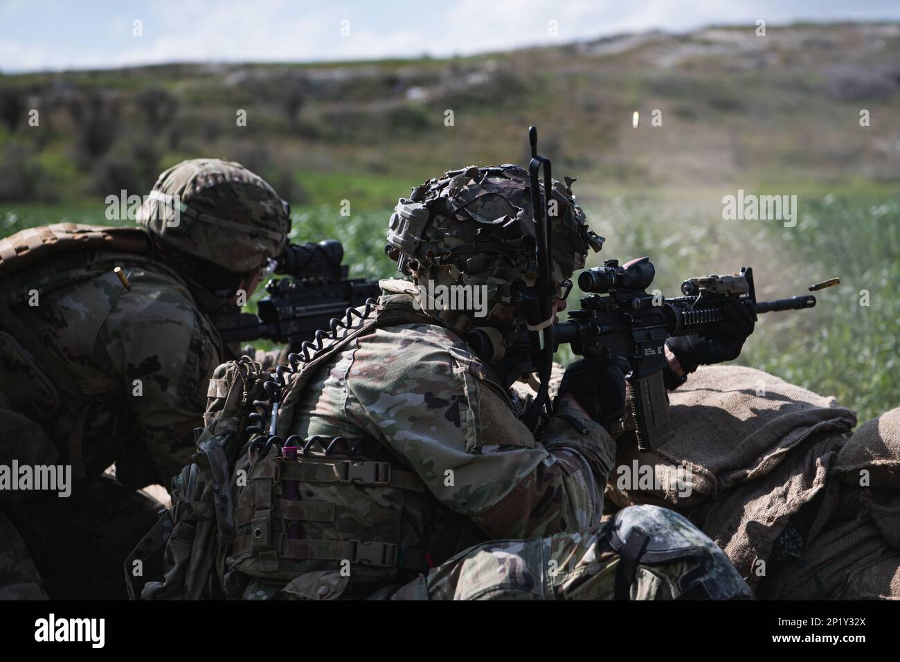ÉTATS-UNIS Les parachutistes de l'armée affectés au 2nd Bataillon, 503rd Airborne Infantry Regiment, 173rd Airborne Brigade engagent des cibles lors d'un exercice d'incendie en direct au niveau de l'équipe à Larnaca, Chypre, le 14 février 2023, dans le cadre de l'exercice Silver Falcon 23. Silver Falcon 23 est un exercice bilatéral entre les États-Unis et Chypre, conçu pour améliorer l'interopérabilité entre les militaires des deux nations afin de s'assurer qu'ils sont prêts à toute éventualité, en particulier ceux qui impliquent une intervention en cas de crise et des opérations d'évacuation non combattantes. La Brigade aéroportée de 173rd est la U.S. Réponse d'urgence de l'armée pour Banque D'Images