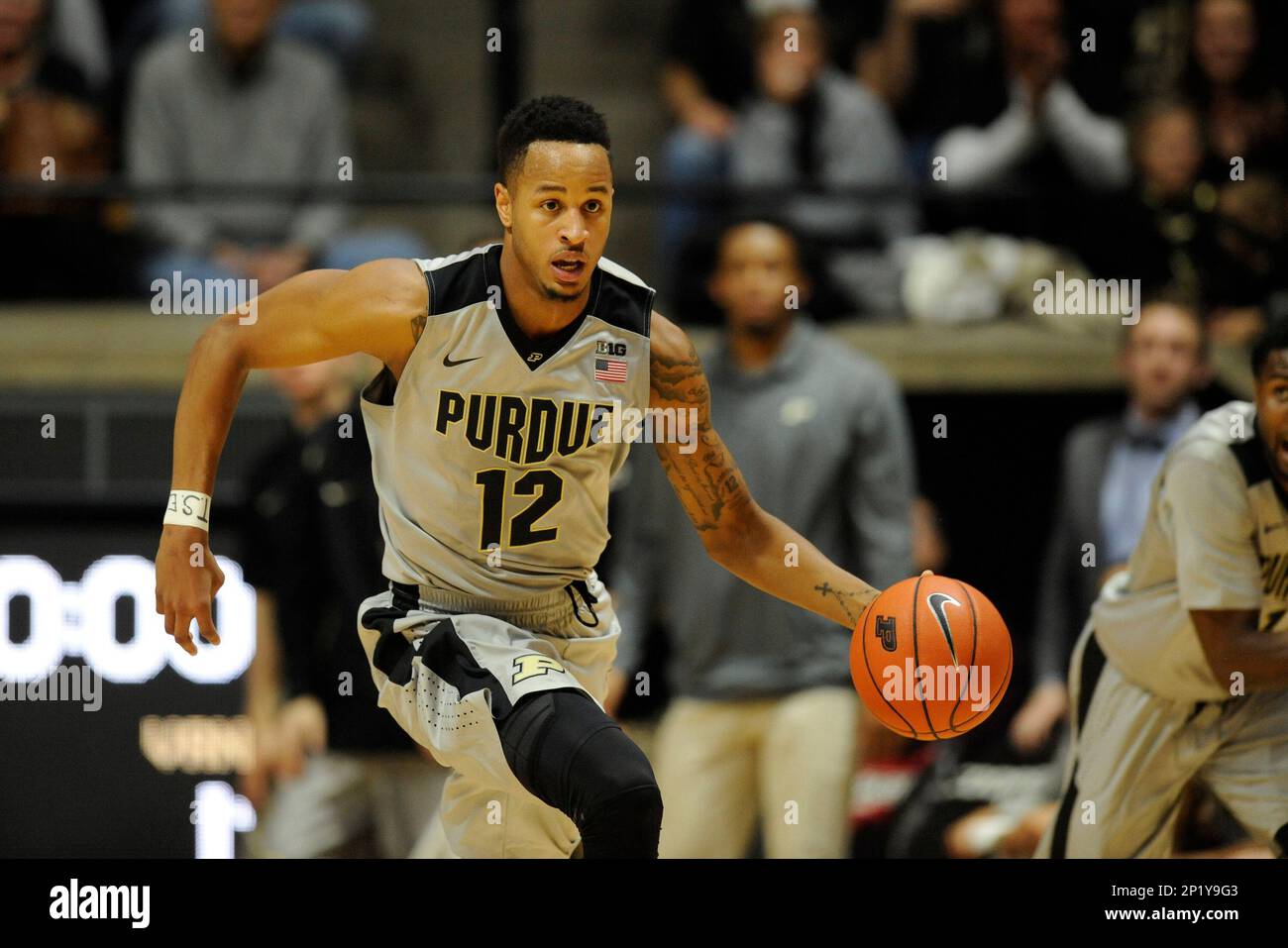 2015 December 22: : Vince Edwards (12) Forward Purdue University Boilermakers dribbles the basketball upcourt against the Vanderbilt University Commodores at Mackay Arena in West Lafayette, Indiana. (Photography by David Allio/Icon Sportswire) (Icon Sportswire via AP Images) Banque D'Images