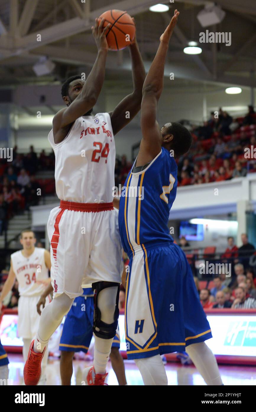 20 December 2015 Stony Brook Seawolves guard Roland Nyama (24) goes up over Hofstra Pride guard Ameen Tanksley (2)for the score and foul during the NCAA Basketball game between Stony Brook Seawolves and Hofstra Pride held at Island Federal Credit Union Arena on the campus of Stony Brook University. (Photo by Alan Schaefer/Icon Sportswire) (Icon Sportswire via AP Images) Banque D'Images