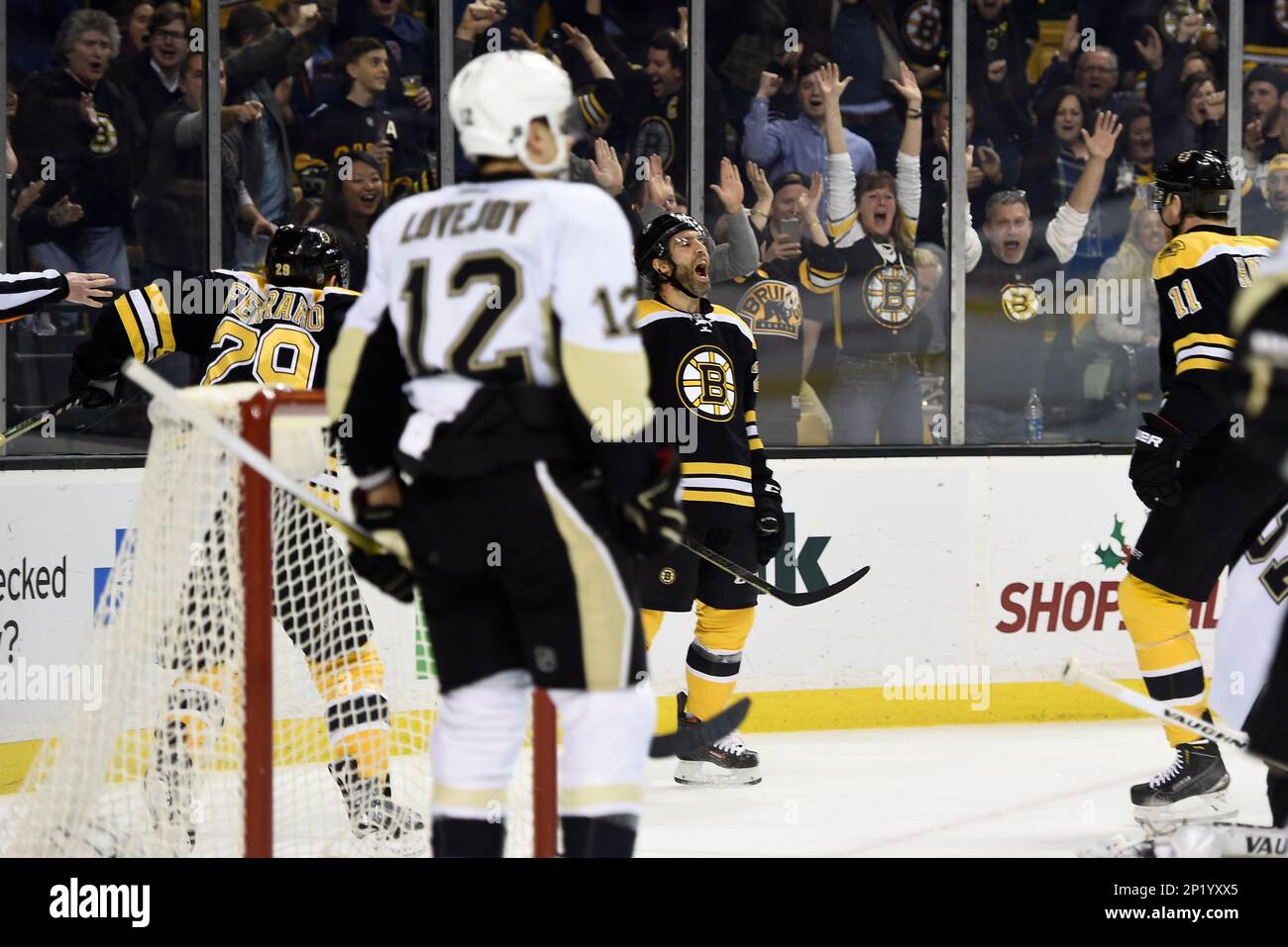 Wednesday, December 16, 2015: Boston Bruins center Max Talbot (25) reacts to scoring a goal during the National Hockey League game between the Pittsburgh Penguins and the Boston Bruins held at TD Garden, in Boston, Massachusetts. Eric Canha/CSM (Cal Sport Media via AP Images) Banque D'Images