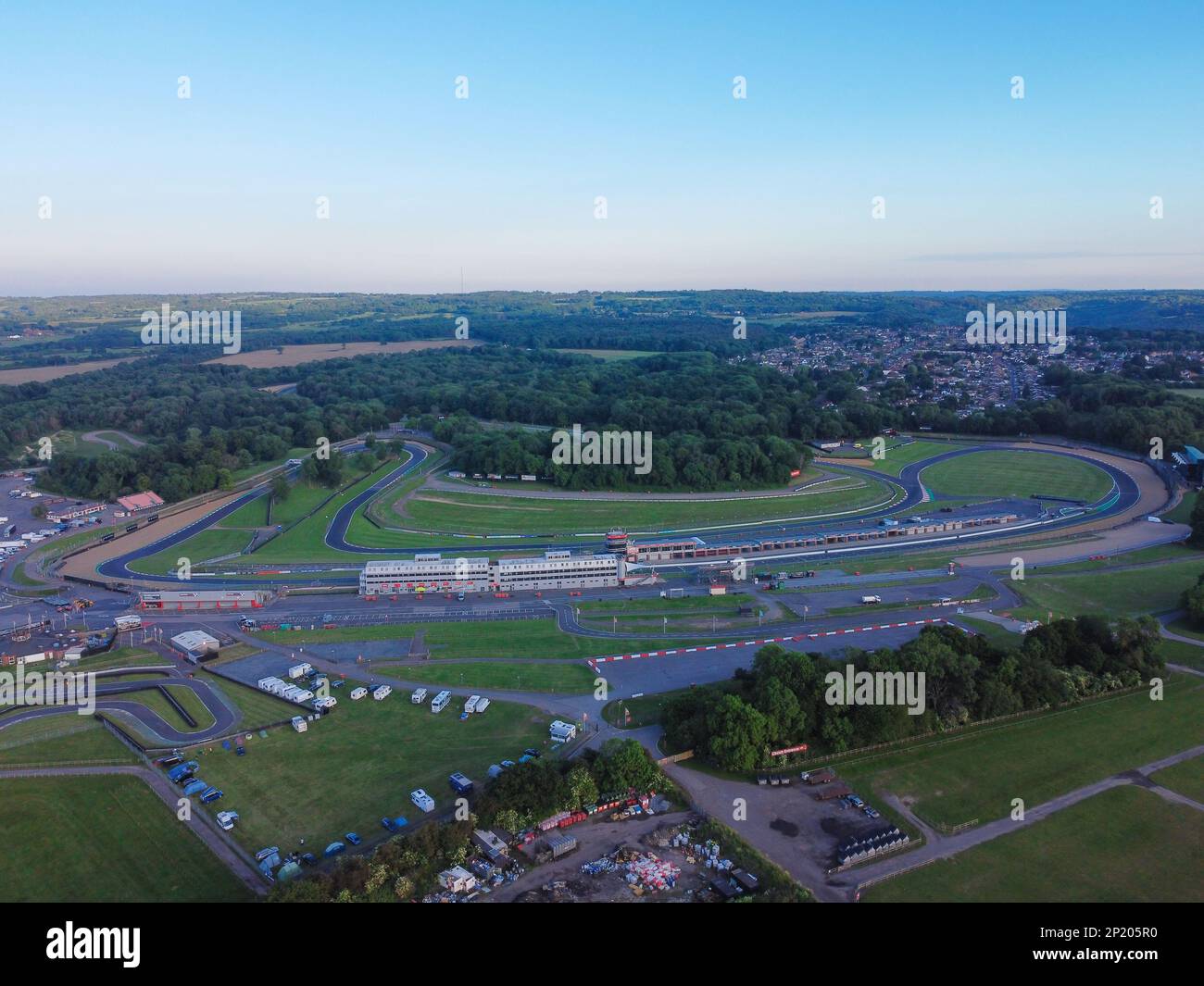 Drone aérien. Les marques éclosent le circuit dans le Kent par une journée ensoleillée. Banque D'Images