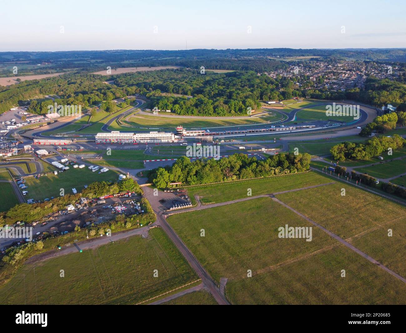 Drone aérien. Les marques éclosent le circuit dans le Kent par une journée ensoleillée. Banque D'Images