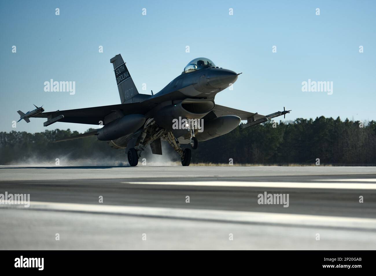 Les avions de chasse F-16 de la Garde nationale aérienne de Caroline du Sud, 169th, ont commencé à retourner à la base de la Garde nationale interarmées de McEntyre, 4 février 2023. Le F-16s est temporairement en service depuis avril 2022 à partir de l'aéroport métropolitain de Columbia, en Caroline du Sud, en raison de rénovations majeures des pistes à McEntyre JNGB. Banque D'Images