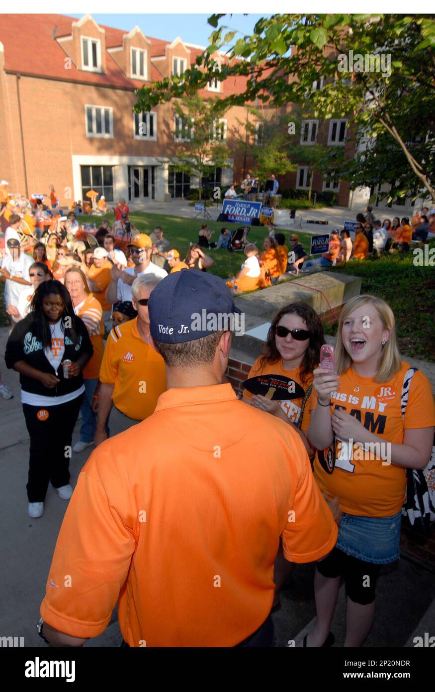 Harold Ford Jr. attended the University of Tennessee vs. University of Florida football game and spent time greeting some Democratic supporters. Ford is locked in a close battle with republican Bob Corker in the Senate race in Tennessee. (CQ Roll Call via AP Images) Banque D'Images