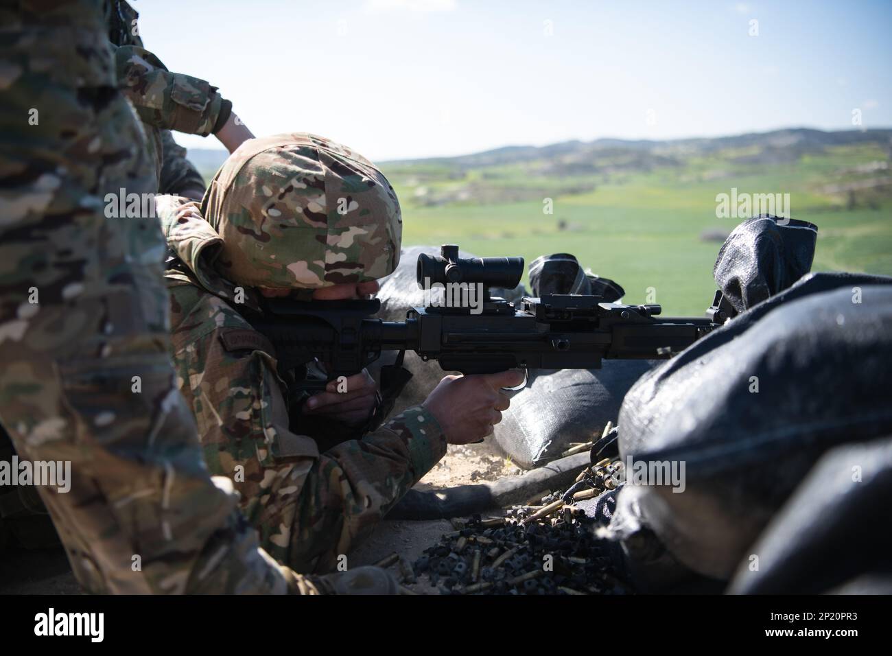 Un soldat chypriote mène une formation sur la maîtrise des armes en engageant des cibles avec un Negev 7,62 dans un champ de tir à Larnaca, Chypre, le 17 février 2023, dans le cadre de l'exercice Silver Falcon 23. Silver Falcon 23 est un exercice bilatéral entre les États-Unis et Chypre, conçu pour améliorer l'interopérabilité entre les militaires des deux nations afin de s'assurer qu'ils sont prêts à toute éventualité, en particulier ceux qui impliquent une intervention en cas de crise et des opérations d'évacuation non combattantes. La Brigade aéroportée de 173rd est la U.S. La Force de réaction en cas d'urgence de l'armée en Europe, qui fournit des forces rapidement déployables Banque D'Images