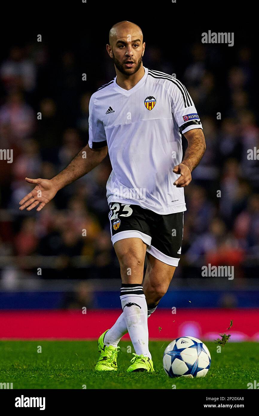 Dec. 9, 2015 - Valencia, Valencia, United Kingdom - Aymen Abdennour of Valencia CF with the ball - UEFA Champions League Group H - Valencia CF vs Olympique Lyonnais - Mestalla Stadium - Valencia- Spain - 09th December 2015 - Pic David Aliaga/Sportimage. (Cal Sport Media via AP Images) Banque D'Images