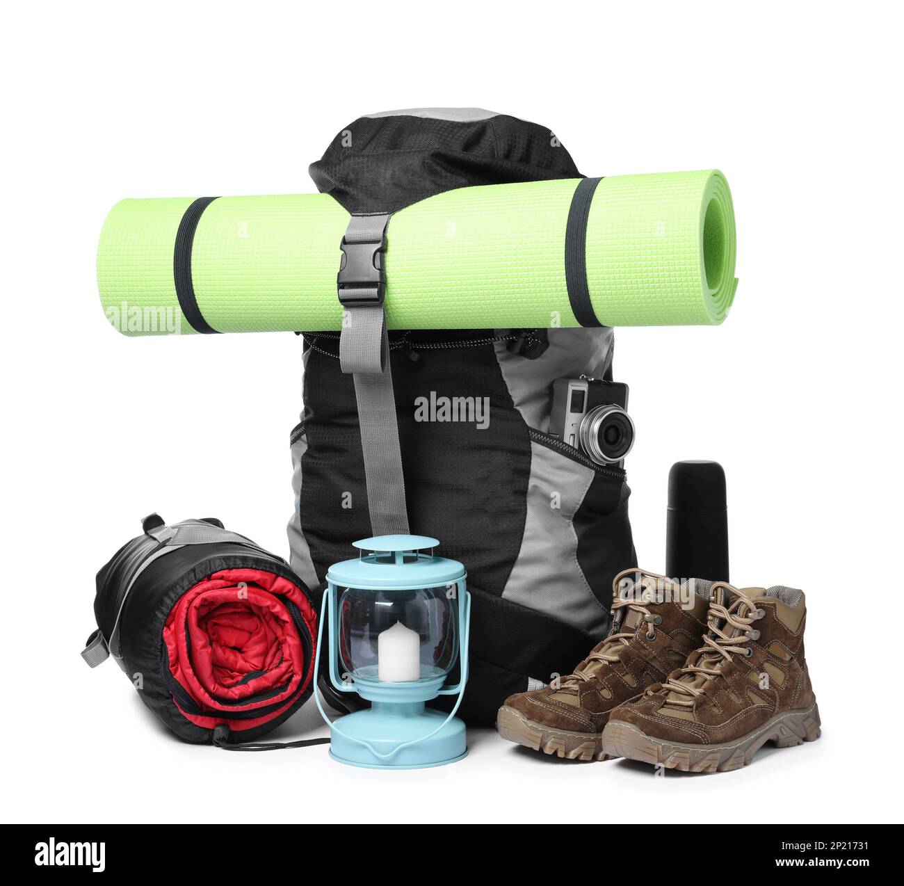 Ensemble de matériel de camping pour touristes sur fond blanc Photo Stock -  Alamy