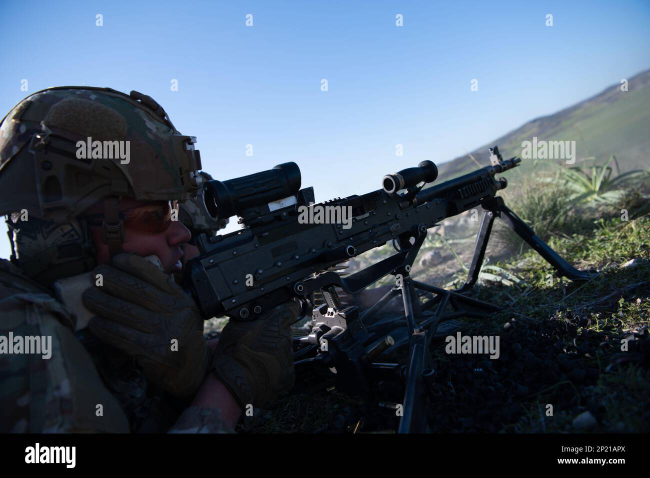 A ÉTATS-UNIS Le parachutiste de l'armée affecté au 2nd Bataillon, 503rd Airborne Infantry Regiment, 173rd Airborne Brigade tire un M240B lors d'une compétition de tir de mitrailleuse à Larnaca, Chypre, le 17 février 2023, dans le cadre de l'exercice Silver Falcon 23. Silver Falcon 23 est un exercice bilatéral entre les États-Unis et Chypre, conçu pour améliorer l'interopérabilité entre les militaires des deux nations afin de s'assurer qu'ils sont prêts à toute éventualité, en particulier ceux qui impliquent une intervention en cas de crise et des opérations d'évacuation non combattantes. La Brigade aéroportée de 173rd est la U.S. Réponse d'urgence de l'armée pour Banque D'Images