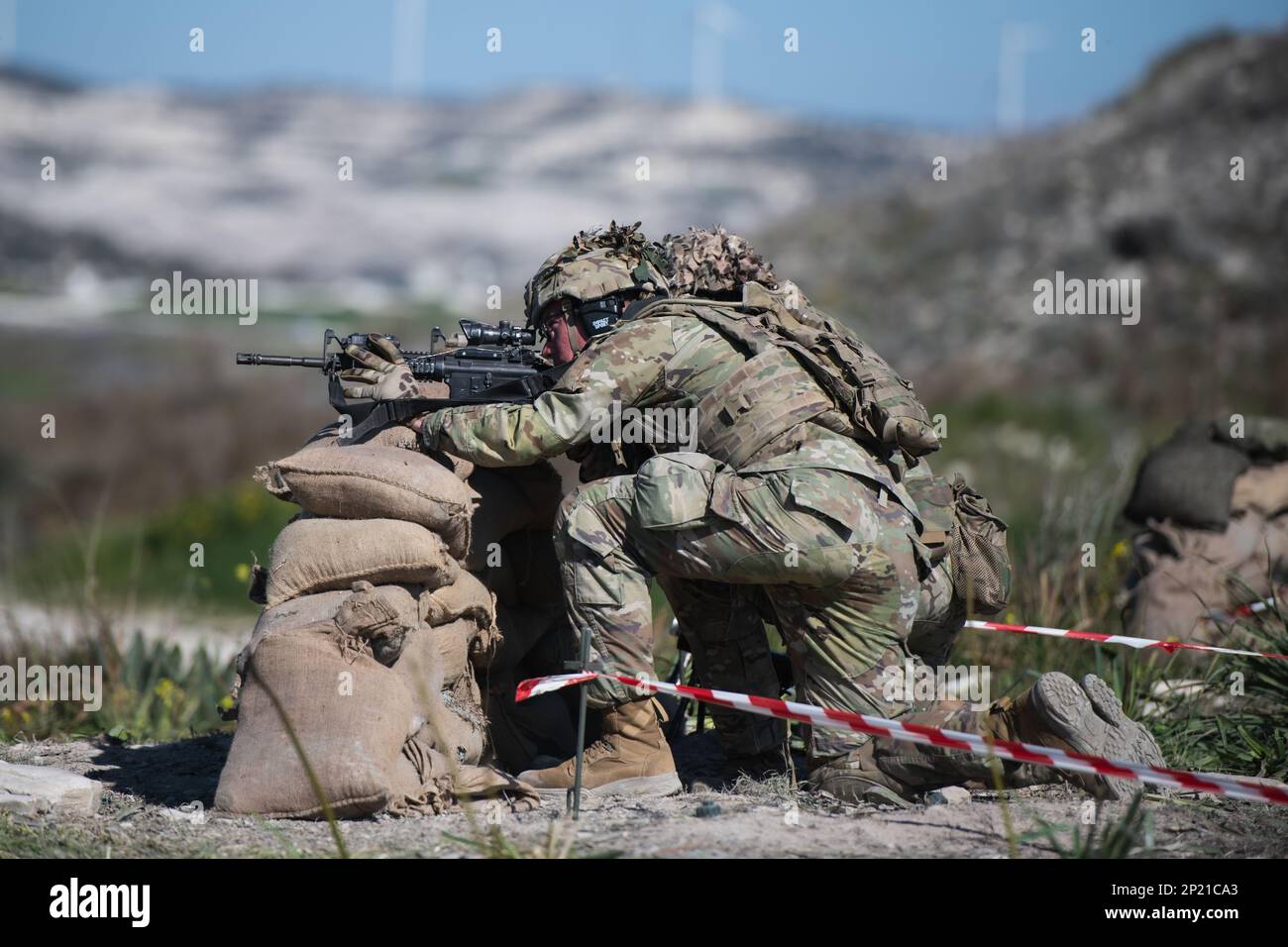A ÉTATS-UNIS Le parachutiste de l'armée affecté au 2nd Bataillon, 503rd Airborne Infantry Regiment, 173rd Airborne Brigade observe une cible sur une aire de répartition à Larnaca, Chypre, le 17 février 2023, dans le cadre de l'exercice Silver Falcon 23. Silver Falcon 23 est un exercice bilatéral entre les États-Unis et Chypre, conçu pour améliorer l'interopérabilité entre les militaires des deux nations afin de s'assurer qu'ils sont prêts à toute éventualité, en particulier ceux qui impliquent une intervention en cas de crise et des opérations d'évacuation non combattantes. La Brigade aéroportée de 173rd est la U.S. La Force d'intervention d'urgence de l'armée en Europe, fournit Banque D'Images